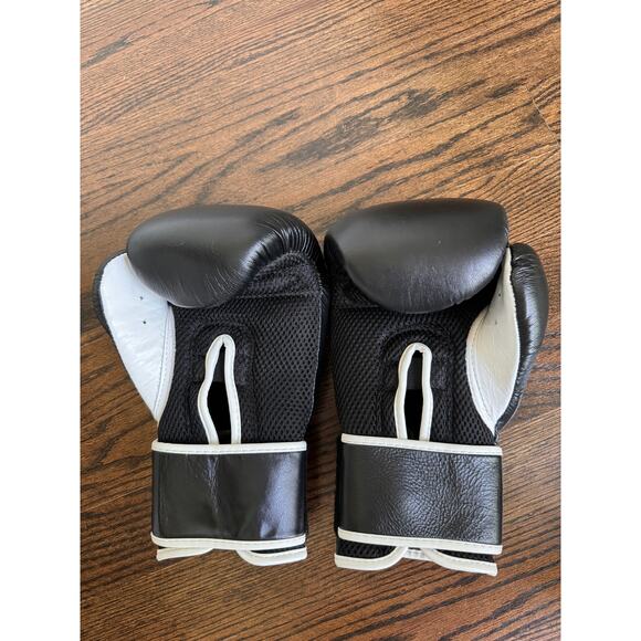 RUMBLE Sparring Wink Boxing Training Gloves Unisex Black White Leather 14 oz - Picture 2 of 3